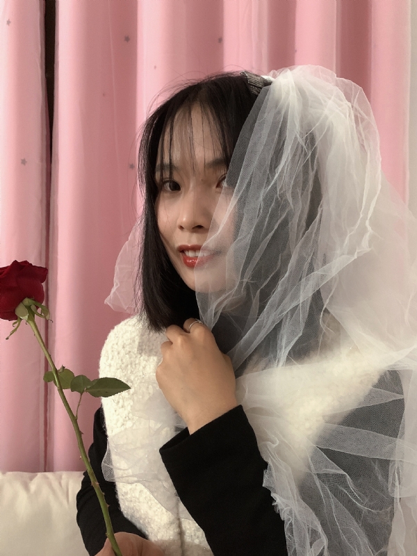 持紫菜包饭的女孩的第一张照片--沧州相亲服务中心
