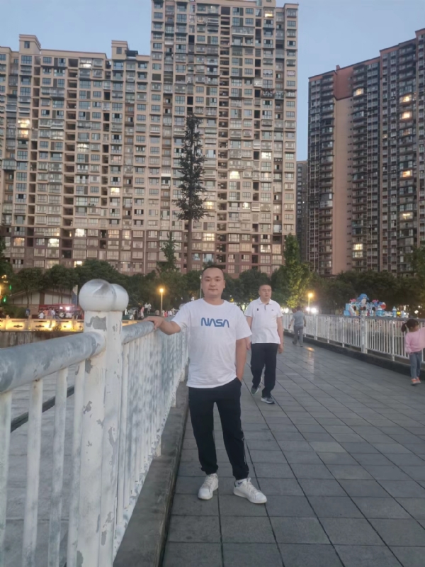 寂寞的男人的第一张照片--沧州相亲服务中心