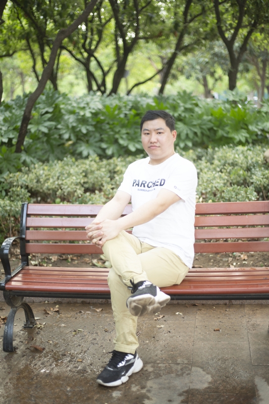 抱着鱼睡觉的猫的第一张照片--沧州相亲服务中心