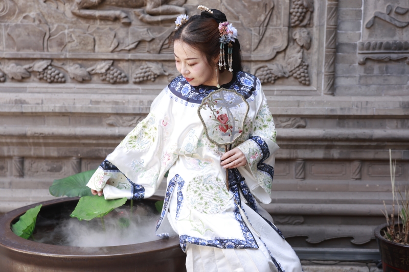 认真的雪的第一张照片--沧州相亲服务中心